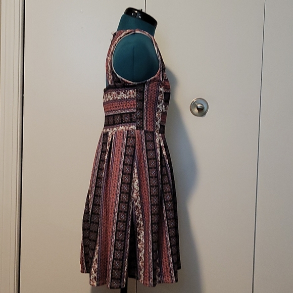 Patterned Dress - Picture 2 of 3